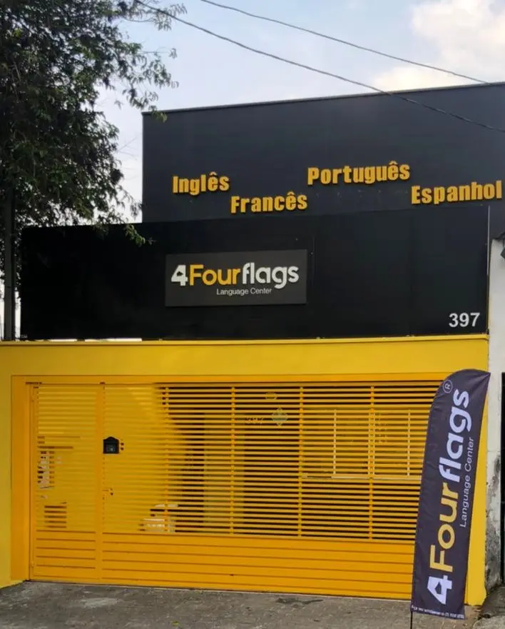 Fachada da escola de idiomas FourFlags Language Center em São Caetano do Sul, destacando os cursos de Inglês, Francês, Português e Espanhol.
