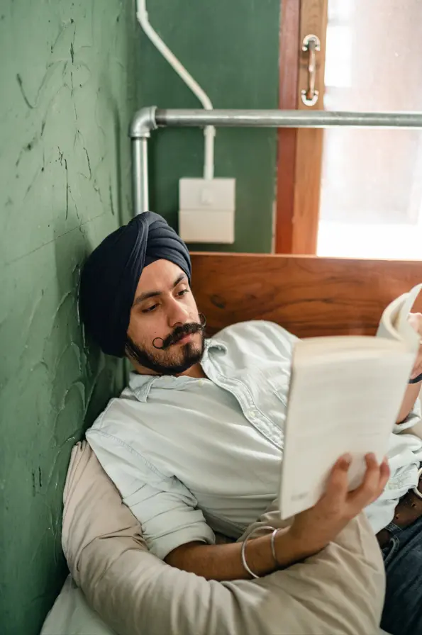 Homem estrangeiro com turbante e bigode estilizado, representando a diversidade cultural no curso de português para estrangeiros na FourFlags Language Center em São Caetano do Sul.