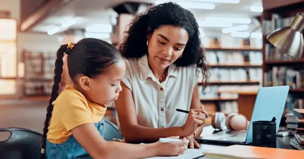 professora e aluna criança em sala de aula ilustrando o curso de frances para crianças da fourflags