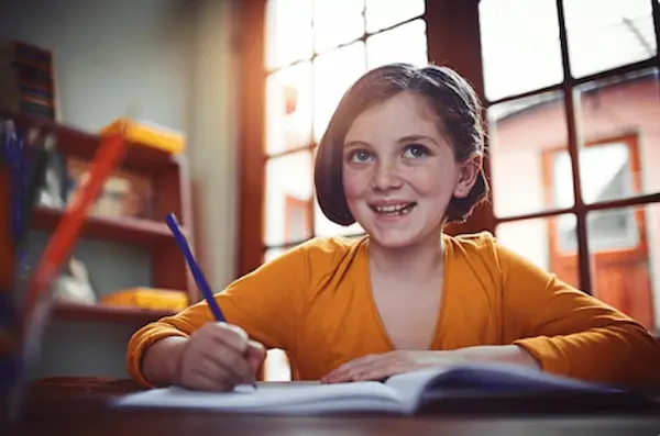 Menina estudando em sala de aula ilustrando o curso de espanhol para criancas da Fourflags