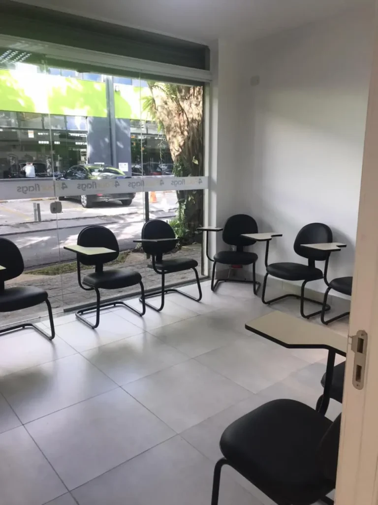Sala de aula moderna da FourFlags Language Center em São Bernardo do Campo, com cadeiras universitárias confortáveis e ampla iluminação natural.