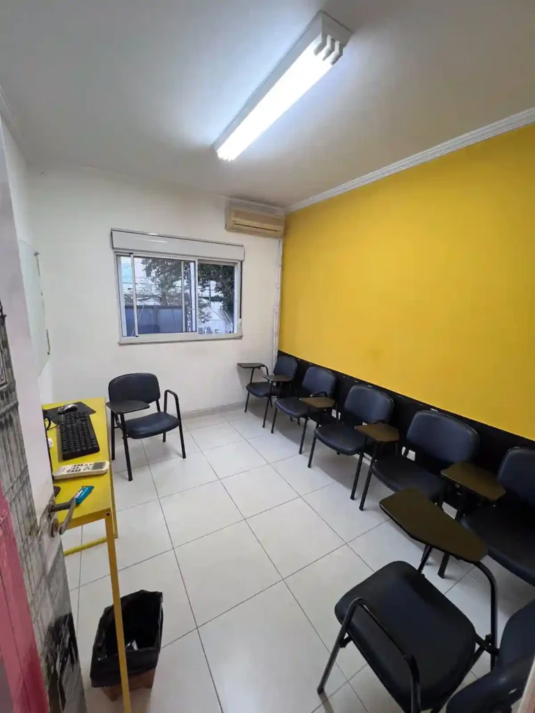 Sala de aula climatizada da FourFlags Language Center em São Caetano do Sul, com ambiente moderno, cadeiras universitárias e suporte multimídia para alunos.