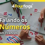 Dica de francês da escola de idiomas FourFlags em São Caetano do Sul ensinando 'Falando os Números em Francês' com imagem de crianças estudando com placas numéricas em uma mesa.