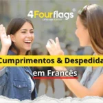 Duas jovens mulheres sorridentes acenando uma para a outra em um ambiente externo, com o texto centralizado: 'Cumprimentos & Despedidas em Francês' e a logomarca da 4 Four Flags Language Center na parte superior da imagem.