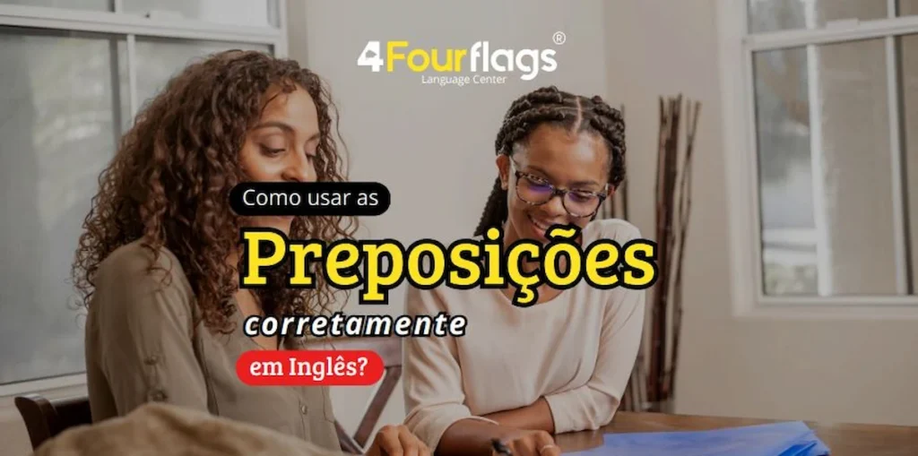 Duas mulheres jovens e sorridentes estudam juntas em uma mesa, com o texto sobreposto na imagem: 'Como usar as Preposições corretamente em Inglês?' e a logomarca da 4 Four Flags Language Center ao topo.