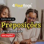 Duas mulheres jovens e sorridentes estudam juntas em uma mesa, com o texto sobreposto na imagem: 'Como usar as Preposições corretamente em Inglês?' e a logomarca da 4 Four Flags Language Center ao topo.