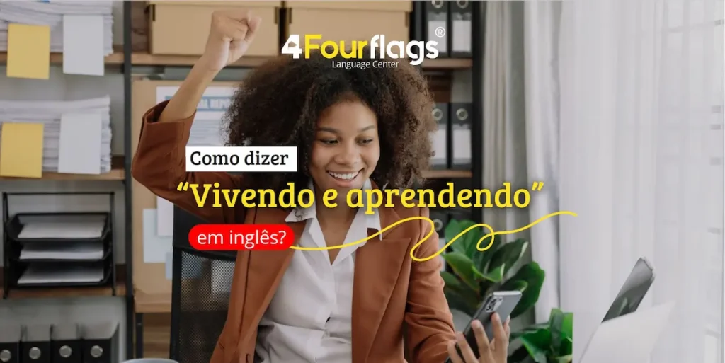 Dica de inglês da escola de idiomas FourFlags em São Caetano do Sul ensinando a expressão 'Como dizer Vivendo e Aprendendo em inglês' com uma mulher sorrindo e comemorando no escritório.