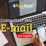 Dica de inglês: imagem ilustrativa para blog com o título 'Como dizer seu E-mail em inglês', mostrando uma pessoa utilizando o celular em frente a um computador em um ambiente de trabalho ou estudo. Marca 4 Four Flags Language Center.