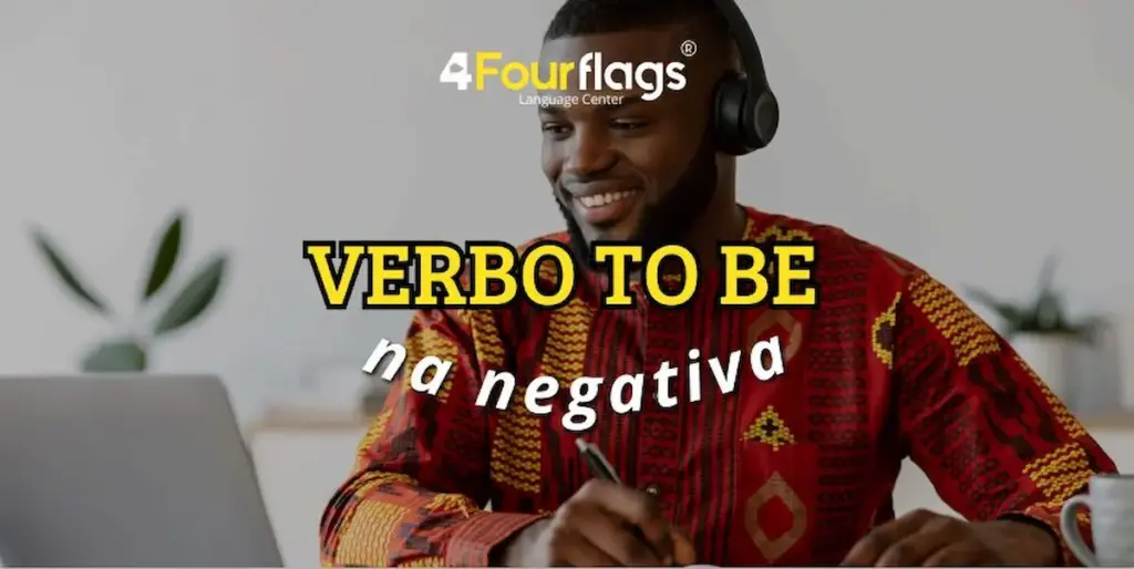 Verbo to be na negativa em inglês: imagem ilustrativa com homem sorridente usando fones de ouvido e escrevendo no caderno em ambiente de estudo, oferecido pela FourFlags Language Center