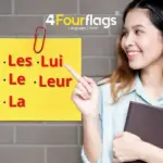 Pronomes de objeto direto e indireto em francês: imagem ilustrativa com jovem estudante apontando para um bloco de notas amarelo com os pronomes les, le, la, lui e leur, oferecido pela FourFlags Language Center
