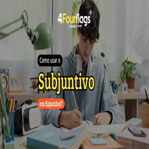 Como usar o subjuntivo em espanhol: guia prático ilustrado com jovem estudando à escrivaninha com cadernos e livros, oferecido pela FourFlags Language Center