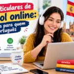 Aulas particulares de espanhol online o que muda para quem fala português: imagem ilustrativa com aluna sorridente de auscultadores a estudar no laptop, caneca com a frase Habla español, livros em espanhol, bandeira de Espanha ao fundo e tópicos sobre objetivos do curso, oferecido pela FourFlags Language Center